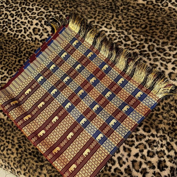 NWOT: Safari Elephant Extremely Large Shoulder Scarf/Wrap 78’ Length x 40’ Wide - Picture 4 of 10